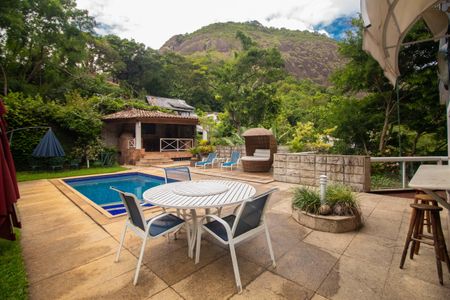 Casa para alugar com 250m², 6 quartos e 2 vagas Casa para alugar com 250m², 6 quartos e 2 vagasÁrea comum - Piscina