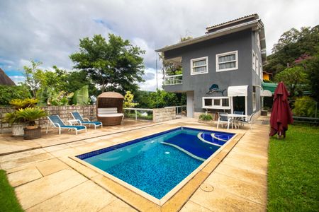 Casa para alugar com 250m², 6 quartos e 2 vagas Casa para alugar com 250m², 6 quartos e 2 vagasÁrea comum - Piscina