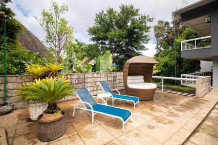 Casa para alugar com 250m², 6 quartos e 2 vagas Casa para alugar com 250m², 6 quartos e 2 vagasÁrea comum - Piscina