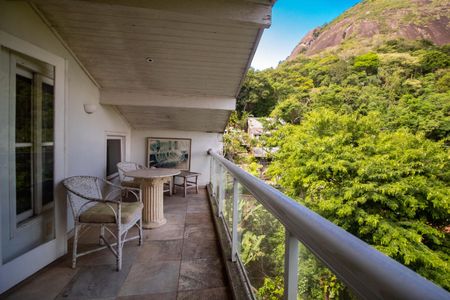 Casa para alugar com 250m², 6 quartos e 2 vagas Casa para alugar com 250m², 6 quartos e 2 vagasSuíte 1 - Varanda