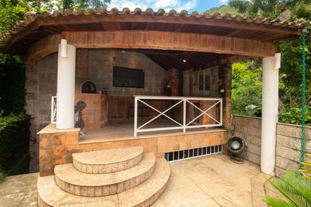 Casa para alugar com 250m², 6 quartos e 2 vagas Casa para alugar com 250m², 6 quartos e 2 vagasÁrea comum - Churrasqueira