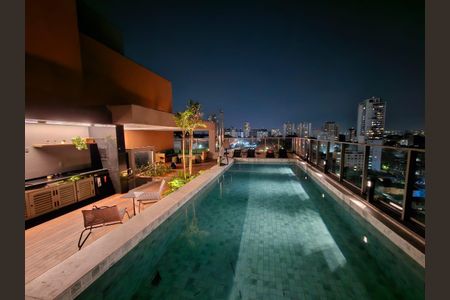 Studio para alugar com 27m², 1 quarto e sem vaga Studio para alugar com 27m², 1 quarto e sem vagaÁrea comum - Piscina a noite
