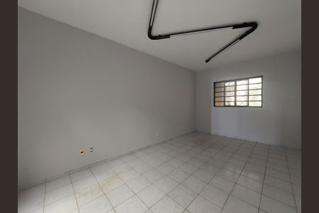 Casa à venda com 230m², 5 quartos e 2 vagas Casa à venda com 230m², 5 quartos e 2 vagasSala