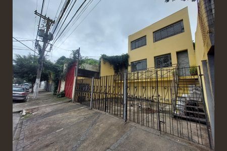 Casa à venda com 230m², 5 quartos e 2 vagas Casa à venda com 230m², 5 quartos e 2 vagasFachada
