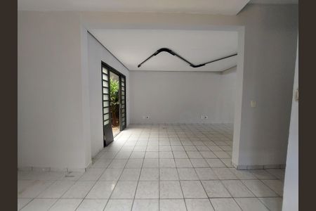 Casa à venda com 230m², 5 quartos e 2 vagas Casa à venda com 230m², 5 quartos e 2 vagasSala
