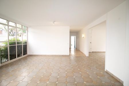 Casa à venda com 290m², 5 quartos e 2 vagas Casa à venda com 290m², 5 quartos e 2 vagasSala