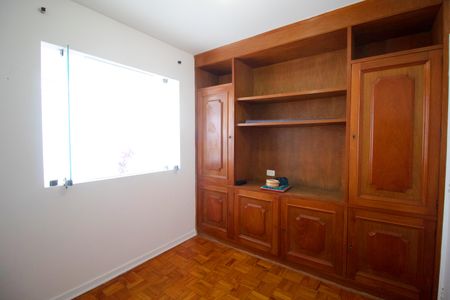 Casa à venda com 290m², 5 quartos e 2 vagas Casa à venda com 290m², 5 quartos e 2 vagasQuarto