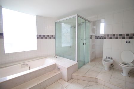 Casa à venda com 290m², 5 quartos e 2 vagas Casa à venda com 290m², 5 quartos e 2 vagasBanheiro da Suíte 1