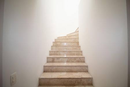 Casa à venda com 290m², 5 quartos e 2 vagas Casa à venda com 290m², 5 quartos e 2 vagasEscada