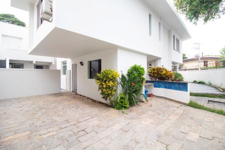 Casa à venda com 290m², 5 quartos e 2 vagas Casa à venda com 290m², 5 quartos e 2 vagasQuintal