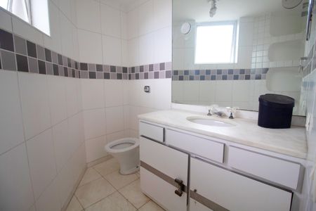 Casa à venda com 290m², 5 quartos e 2 vagas Casa à venda com 290m², 5 quartos e 2 vagasBanheiro da Suíte 1