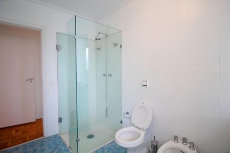 Casa à venda com 290m², 5 quartos e 2 vagas Casa à venda com 290m², 5 quartos e 2 vagasBanheiro da Suíte 2