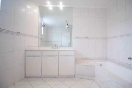 Casa à venda com 290m², 5 quartos e 2 vagas Casa à venda com 290m², 5 quartos e 2 vagasBanheiro da Suíte