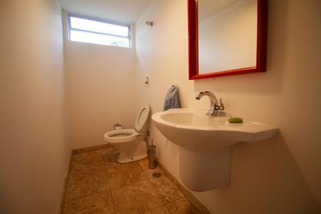 Casa à venda com 290m², 5 quartos e 2 vagas Casa à venda com 290m², 5 quartos e 2 vagasBanheiro de Serviço