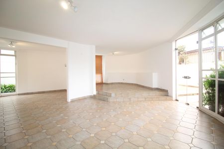 Casa à venda com 290m², 5 quartos e 2 vagas Casa à venda com 290m², 5 quartos e 2 vagasSala