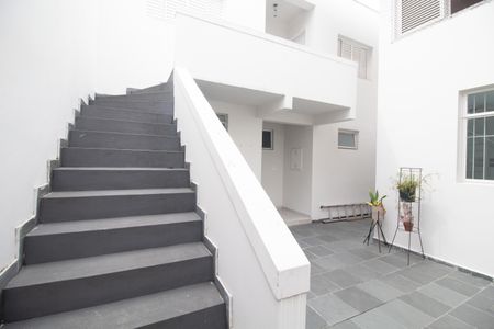 Casa à venda com 290m², 5 quartos e 2 vagas Casa à venda com 290m², 5 quartos e 2 vagasEscada