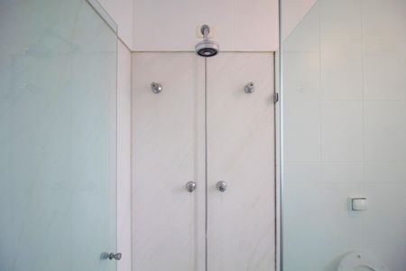 Casa à venda com 290m², 5 quartos e 2 vagas Casa à venda com 290m², 5 quartos e 2 vagasBanheiro da Suíte 2