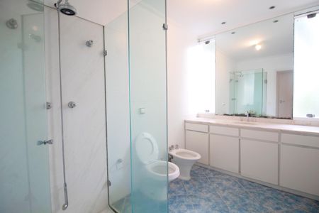 Casa à venda com 290m², 5 quartos e 2 vagas Casa à venda com 290m², 5 quartos e 2 vagasBanheiro da Suíte 2