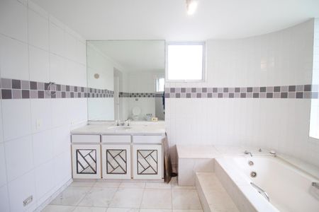 Casa à venda com 290m², 5 quartos e 2 vagas Casa à venda com 290m², 5 quartos e 2 vagasBanheiro da Suíte 1