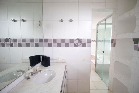 Casa à venda com 290m², 5 quartos e 2 vagas Casa à venda com 290m², 5 quartos e 2 vagasBanheiro da Suíte 1