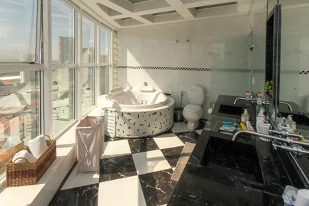 Apartamento para alugar com 380m², 4 quartos e 6 vagas Apartamento para alugar com 380m², 4 quartos e 6 vagasBanheiro da Suite 04