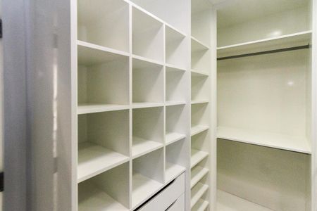 Apartamento para alugar com 380m², 4 quartos e 6 vagas Apartamento para alugar com 380m², 4 quartos e 6 vagasCloset