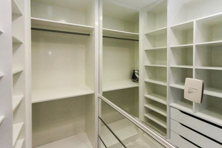 Apartamento para alugar com 380m², 4 quartos e 6 vagas Apartamento para alugar com 380m², 4 quartos e 6 vagasCloset