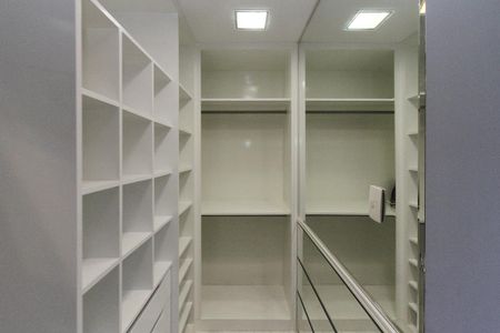 Apartamento para alugar com 380m², 4 quartos e 6 vagas Apartamento para alugar com 380m², 4 quartos e 6 vagasCloset