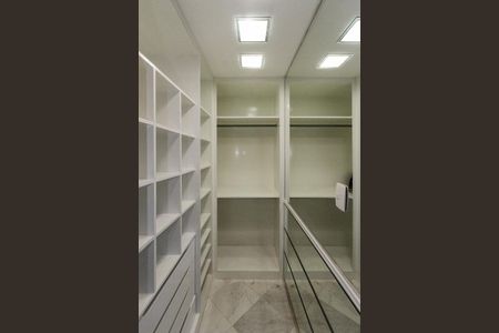 Apartamento para alugar com 380m², 4 quartos e 6 vagas Apartamento para alugar com 380m², 4 quartos e 6 vagasCloset