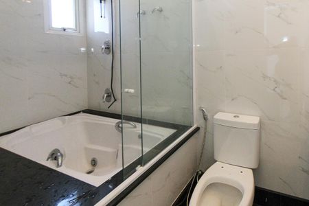 Apartamento para alugar com 380m², 4 quartos e 6 vagas Apartamento para alugar com 380m², 4 quartos e 6 vagasBanheiro da Suite 03