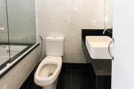 Apartamento para alugar com 380m², 4 quartos e 6 vagas Apartamento para alugar com 380m², 4 quartos e 6 vagasBanheiro da Suite 03