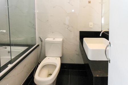 Apartamento para alugar com 380m², 4 quartos e 6 vagas Apartamento para alugar com 380m², 4 quartos e 6 vagasBanheiro da Suite 03