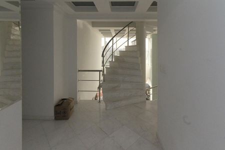 Apartamento para alugar com 380m², 4 quartos e 6 vagas Apartamento para alugar com 380m², 4 quartos e 6 vagasCorredor