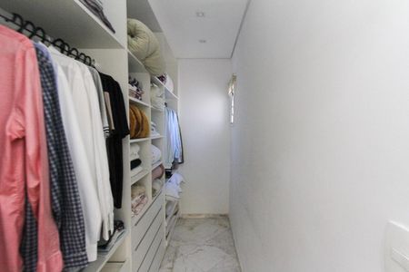 Apartamento para alugar com 380m², 4 quartos e 6 vagas Apartamento para alugar com 380m², 4 quartos e 6 vagasCloset da suite 03