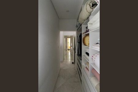 Apartamento para alugar com 380m², 4 quartos e 6 vagas Apartamento para alugar com 380m², 4 quartos e 6 vagasCloset da suite 03