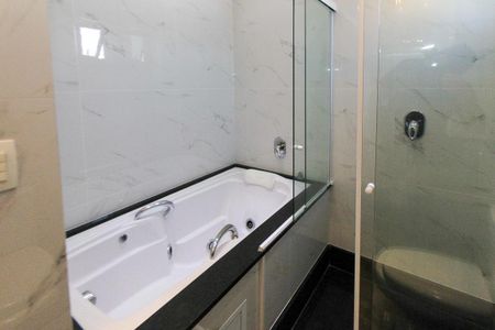 Apartamento para alugar com 380m², 4 quartos e 6 vagas Apartamento para alugar com 380m², 4 quartos e 6 vagasBanheiro da Suite