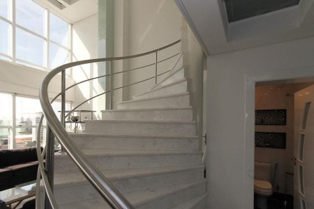 Apartamento para alugar com 380m², 4 quartos e 6 vagas Apartamento para alugar com 380m², 4 quartos e 6 vagasEscada