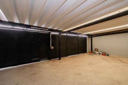 Casa à venda com 330m², 4 quartos e 4 vagas Casa à venda com 330m², 4 quartos e 4 vagasGaragem