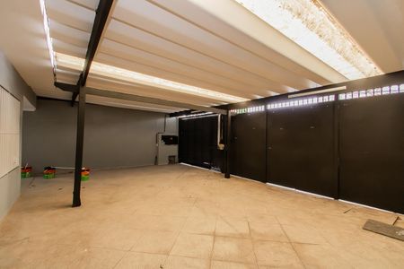 Casa à venda com 330m², 4 quartos e 4 vagas Casa à venda com 330m², 4 quartos e 4 vagasGaragem