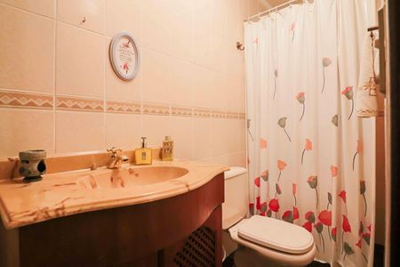 Casa para alugar com 218m², 3 quartos e 2 vagas Casa para alugar com 218m², 3 quartos e 2 vagasBanheiro da Suíte 1