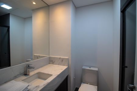 Banheiro de apartamento para alugar com 1 quarto, 37m² em Pinheiros, São Paulo