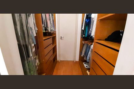 Apartamento à venda com 213m², 5 quartos e 6 vagas Apartamento à venda com 213m², 5 quartos e 6 vagasCloset da Suíte 1