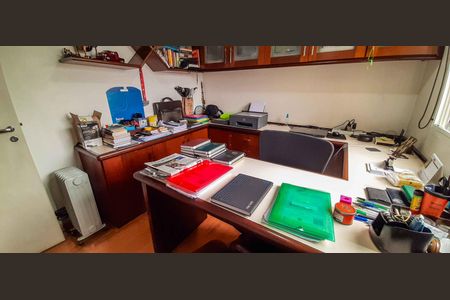 Apartamento à venda com 213m², 5 quartos e 6 vagas Apartamento à venda com 213m², 5 quartos e 6 vagasEscritório