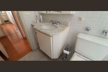 Apartamento à venda com 213m², 5 quartos e 6 vagas Apartamento à venda com 213m², 5 quartos e 6 vagasBanheiro da Suíte 2