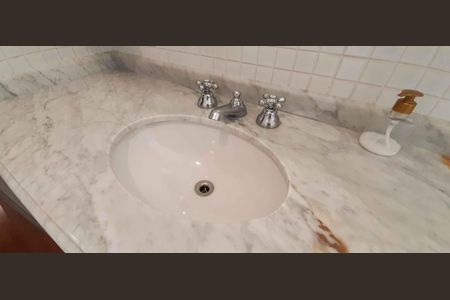 Apartamento à venda com 213m², 5 quartos e 6 vagas Apartamento à venda com 213m², 5 quartos e 6 vagasBanheiro da Suíte 1