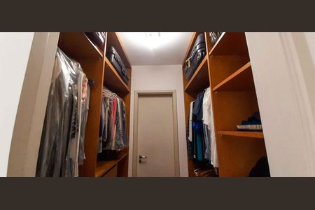 Apartamento à venda com 213m², 5 quartos e 6 vagas Apartamento à venda com 213m², 5 quartos e 6 vagasCloset da Suíte 1
