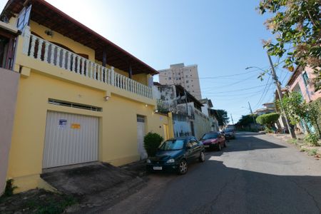 Casa à venda com 204m², 3 quartos e 2 vagas Casa à venda com 204m², 3 quartos e 2 vagasFachada