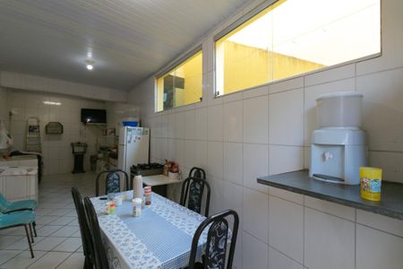 Casa à venda com 204m², 3 quartos e 2 vagas Casa à venda com 204m², 3 quartos e 2 vagasCozinha e Área de Serviço