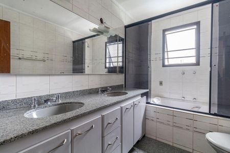 Apartamento à venda com 188m², 4 quartos e 3 vagas Apartamento à venda com 188m², 4 quartos e 3 vagasBanheiro da Suíte