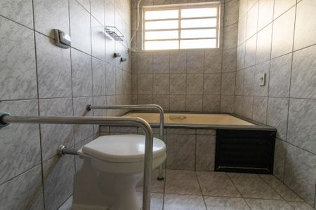 Casa de condomínio à venda com 208m², 4 quartos e 2 vagas Casa de condomínio à venda com 208m², 4 quartos e 2 vagasBanheiro do Quarto 1